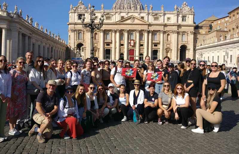 Eine Gruppe von Schüler:innen der BAfEP Hartberg war Teil Eröffnung der Generalversammlung zur Bischofssynode im Vatikan.