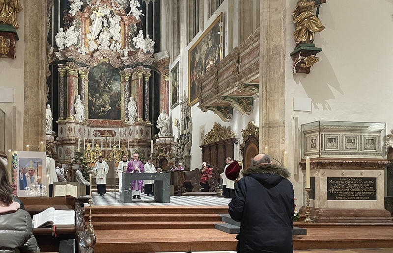 Im Grazer Dom gedachte man am 3. Jänner des verstorbenen Papstes em. Benedikt XVI.