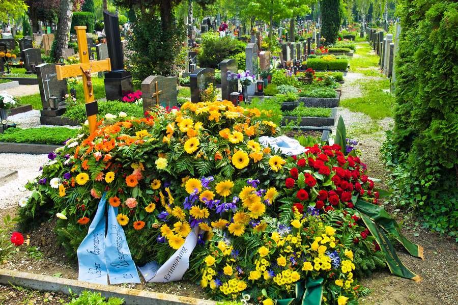 Auf einem Friedhof befindet sich ein frisches Grab nach einem Begr?bnis.