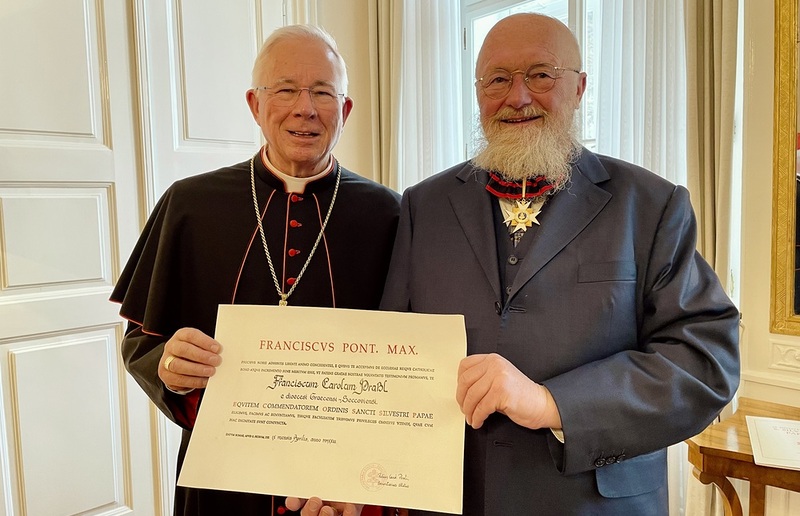 Kirchenmusik-Fachmann Franz K. Praßl wurde von Erzbischof Franz Lackner mit dem Silvesterorden ausgezeichnet.