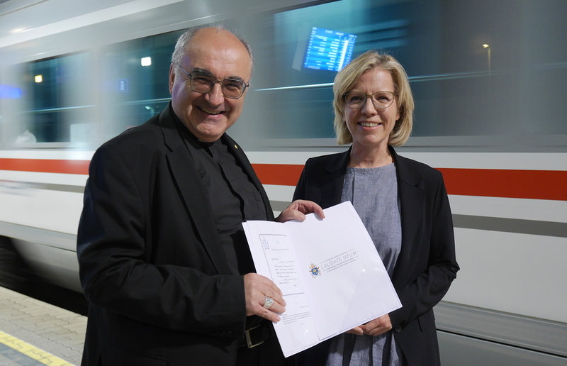 Diözesanbischof Wilhelm Krautwaschl überreicht Umweltministerin Leonore Gewessler das päpstliche Klimaschreiben 'Laudate Deum'.