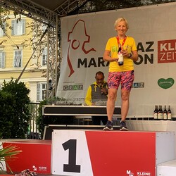 Anneliese Wilhelm, rechts im Bild, steht für run4unity am Siegerpodest.