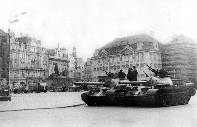 Sowjetische Panzer auf dem Altstädter Ring in Prag / Foto: ALDOR46 / Wikimedia Commons