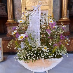 Eltern der Erstkommunionkinder der Pfarre Bad Gams (SR Schilcherland) haben die Kirche für das Fest mit Blumen geschmückt.