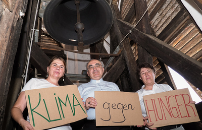 Brigitte Kroutil-Krenn (Auslandshilfe Caritas Steiermark), Diözesanbischof Wilhelm Krautwaschl und Caritas-Vizedirektorin Petra Prattes beim Glockenläuten im Glockenturm der Grazer Mariahilferkirche