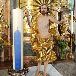 Osterkerze, gestaltet von Helmuth Ploschnitznigg zum Jahr der Hoffnung, Pfarrkirche Obdach