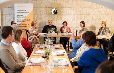 Gute Stimmung im Lokal Don Camillo in Graz beim Gespräch über Rom und den Vatikan mit Bischof Wilhelm und Redakteurin Sailer.