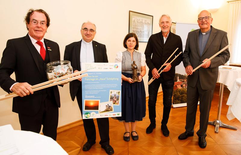 SONNTAGSBLATT, Gerd Neuhold Hans Roth, Bischof Wilhelm Krautwaschl, Daniela Felber, Günter Riegler und Stadtpfarrpropst Christian Leibnitz stellten die Aktion „Putztage im ‚Haus‘ Schöpfung“ vor.