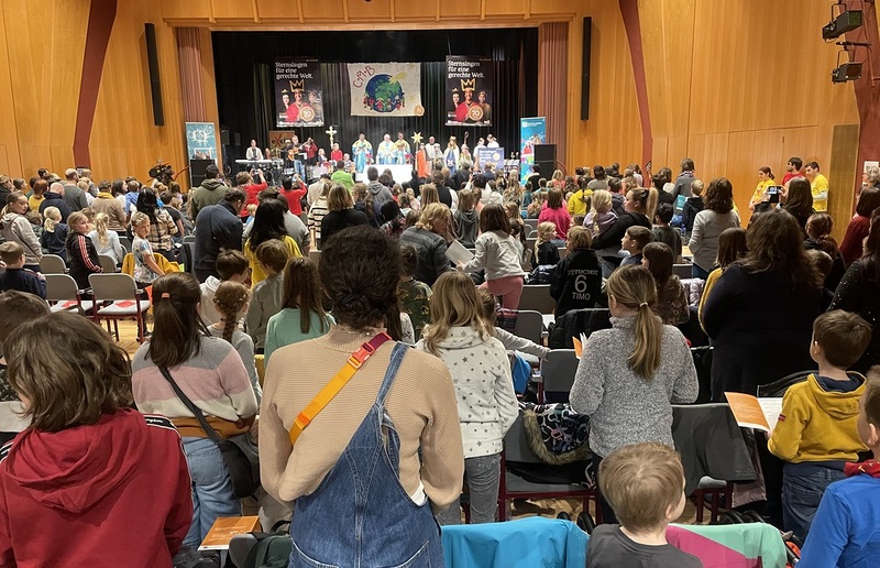 Tolle Stimmung bei der Sternsingerfeier 2024 in Knittelfeld.