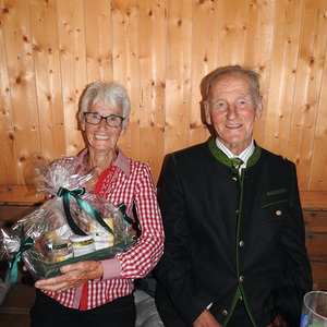           Die Gewinnerin des Schätzspiels, Frau Vockenberger, mit Gatte