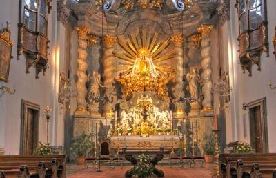 Der Hochaltar wurde von Lukas von Schramm geplant und bildet mit seinen mächtigen Marmorsäulen und dem großartigen Aufbau einen prächtigen Rahmen zur Altarmitte mit der Gnadenstatue.