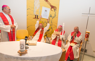 Bischof Weber mit dem Gratulations-Brief von Papst Franziskus.