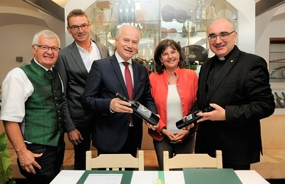 Anton Gumpl und Reinhold Holler (Silberberg), Landesrat Johann Seitinger, Andrea Kager-Schwar (Schloss Seggau) und Bischof Wilhelm Krautwaschl freuen sich auf die Zusammenarbeit.