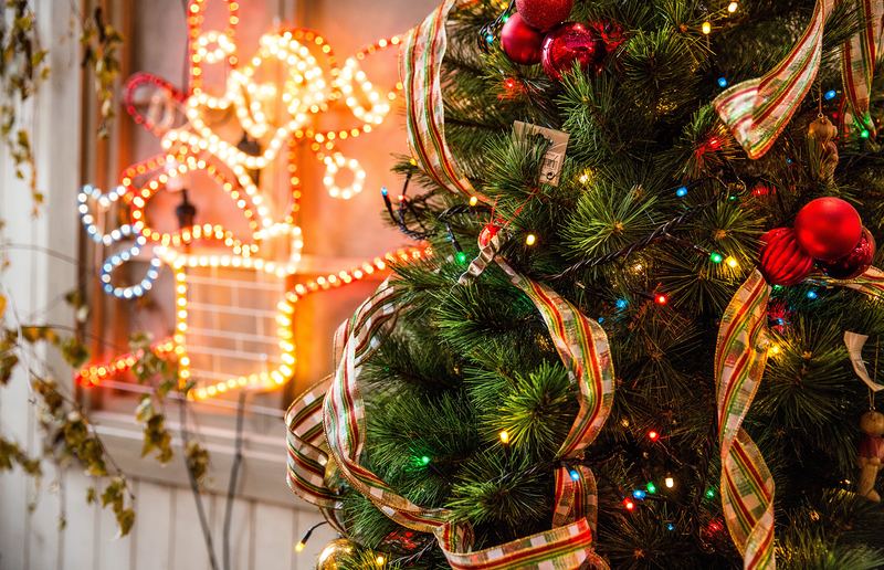 Manchmal braucht Weihnachten auch ein bisschen Chaos ... / Toni Cuenca, Unsplash