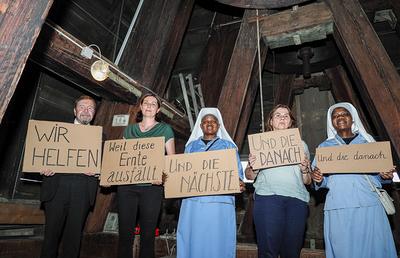 Generalvikar Erich Linhardt, Caritasdirektorin Nora Tödtling-Musenbichler, die Leiterin der Caritas Auslandshilfe Brigitte Kroutil-Krenn sowie Schwester Odette und Schwester Mamelie vom Orden „Neues Leben durch Versöhnung“ aus Burundi läuten die Gloc
