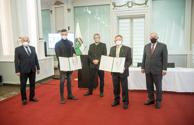 LH Hermann Schützenhöfer, Gerald Schöpfer und Georg Krainer überreichten an den Theologen Leopold Neuhold und an den Musiker und Kabarettisten Paul Pizzera den Großen Josef Krainer-Preis 
