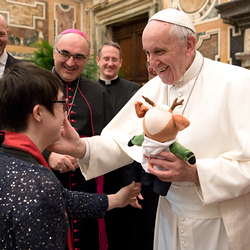 Papst Franziskus begrüßt am 16. Februar 2017 während einer Audienz in der Sala Clementina im Apostolischen Palast im Vatikan Sportler mit geistiger Behinderung aus Österreich.