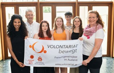 v.l.n.r.: Mariama Sow, Pater P. Obermüller, Chiara Pützfeld, Olivia Meusburger, Thomas Kurz, Fiona Kaspar, Hannelore Bauer