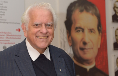 Josef Keler SDB mit dem Bild des Ordensgründers Johannes Bosco