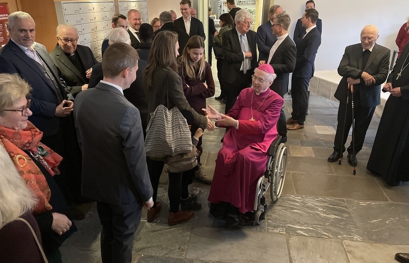 Der Jubilar Bischof em. Egon Kapellari umringt von Festgästen.