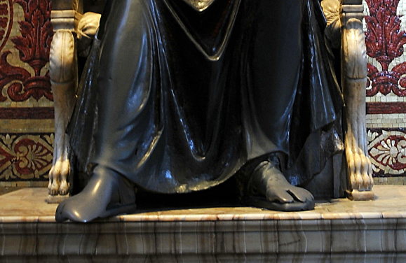 flickr.com | FaceMePLS | CC BY 2.0 Der stark in Mitleidenschaft gezogene Fuß der Petrus-Statue im Petersdom darf sich dank Corona ein wenig erholen.