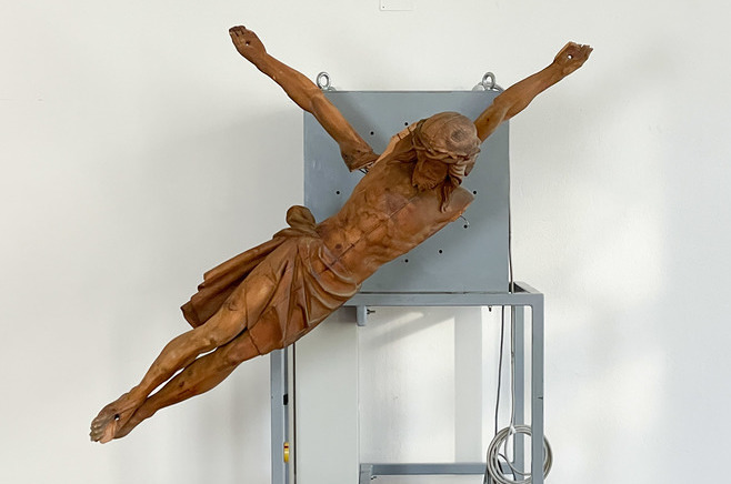 Johannes Rauchenberger Manfred Erjautz: Your Own Personal Jesus, 2012–16. Durch das Funksignal (DCF 77) des Langwellensenders in Mainflingen gesteuerte Turmuhr mit schleichender Sekunde; Christus-Corpus, geschnitzt, mit Bier getönt, Allgäu um 1880. KULTUMdepot Graz