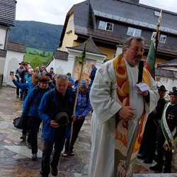 10 Pfarren machen eine Wallfahrt nach Mariapfarr im Lungau.
