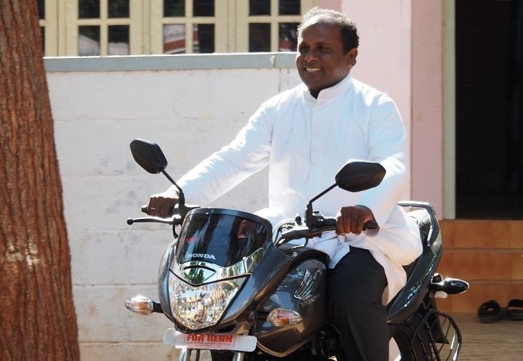 Die Priester von Tamil Nadu sind keine Motorrad-Neulinge. Im Gegenteil: Die Zweiräder sind für ihren Beruf unabdingbar.        