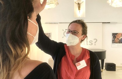 Dem immer stärker werdenden Wunsch vieler Menschen nach Gebet, Begegnung und Gespräch versuchen die citypastoralen Stellen mit ihrer Einladung zum persönlichen Segen zu entsprechen.