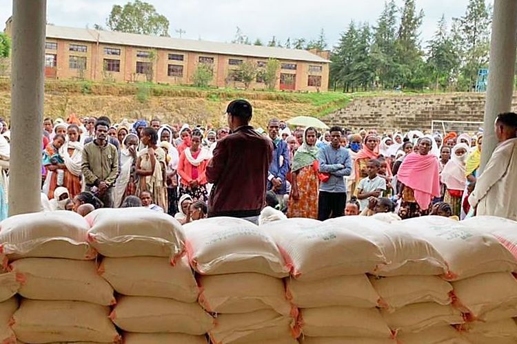 Bewohner:innen von Adwa/Äthiopien bei der Ausgabe der von Jugend Eine Welt organisierten Hilfslieferung.
