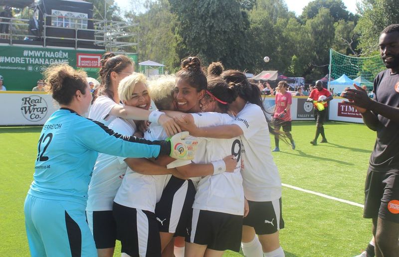 Die österreichischen Spielerinnen bejubeln den Sieg gegen England.