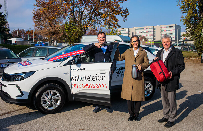 Der Kältebus, zur Verfügung gestellt von der Firma Gady, bringt Hilfe und Versorgung. Im Bild: Alexander Dengg und Ingrid Gady mit Erich Hohl, Caritas-Vizedirektor.