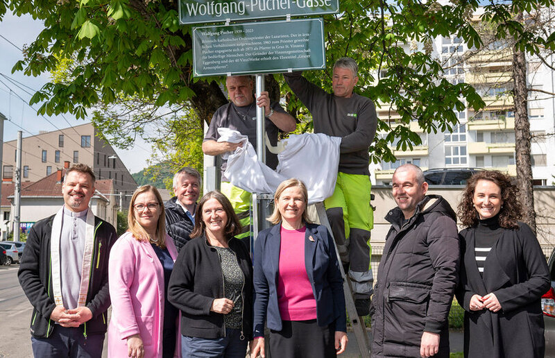 P. Bernhard Pesendorfer, Klubobfrau Daniela Schlüsselberger, Thomas Ferk, Obmann der VinziWerke, Bürgermeisterin Elke Kahr, Vizebürgermeisterin Judith Schwentner, Christian Carli, Bezirksvorsteher Lend und Amrita Böker, Koordinatorin der Vinziwerke.