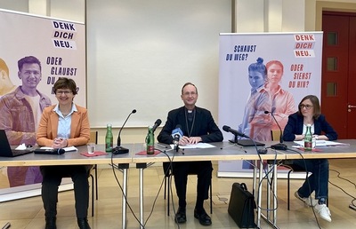 Jugendbischof Stephan Turnovszky, die Salzburger Seelsorgeamtsleiterin Lucia Greiner und Ela Klein von der KJ Oberösterreich stellten die Ideen und Projekte im Rahmen der Initiative DENK DICH NEU vor.