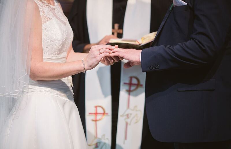 Unter der Adresse hochzeit-musik.eu gibt es klassische und moderen Kirchenmusikvorschläge für die kirchliche Trauung.