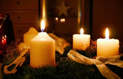 Drei Kerzen brennen am Adventkranz - Weihnachten ist nicht mehr weit.
