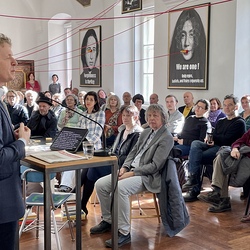 Johannes Rauchenberger eröffnet die Ausstellung von Zenita Komad am 3.2.2024. Foto: KULTUM/A. Hopper