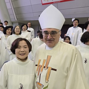 Bischof Krautwaschl trifft die Mutter von Kaplan Stephan Kim, die im Chor mitgesungen hat