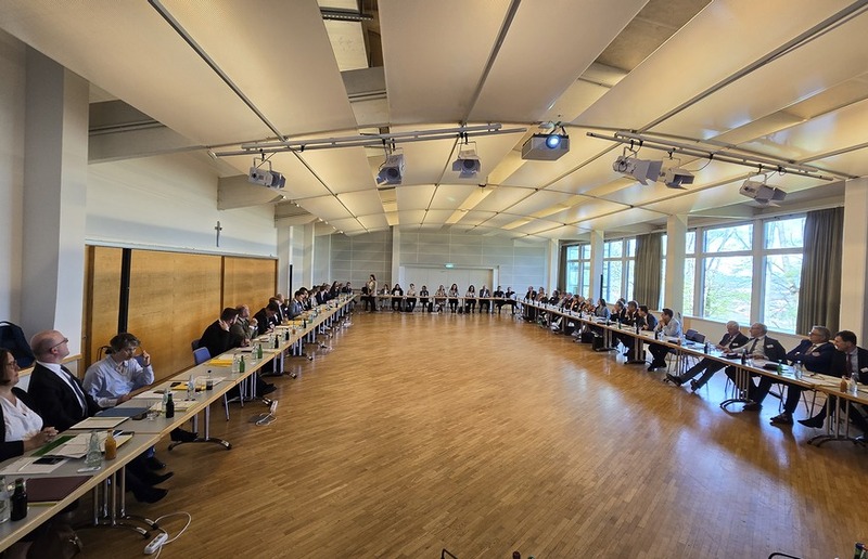 Mehr als 50 Expertinnen und Experten in der Rechtsprechung und weitere Interessierte trafen sich in Seggau.
