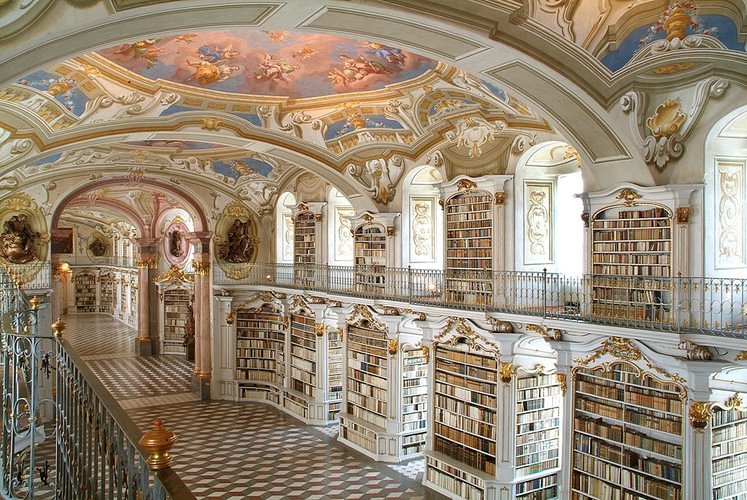Die weltberühmte Stiftsbibliothek kann man auch in diesem Sommer wieder bei Nacht erkunden.