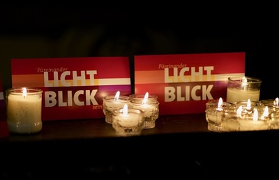    Mit Postkarten oder Online-Botschaften können Menschen ihre persönlichen Lichtblicke verschicken.                            