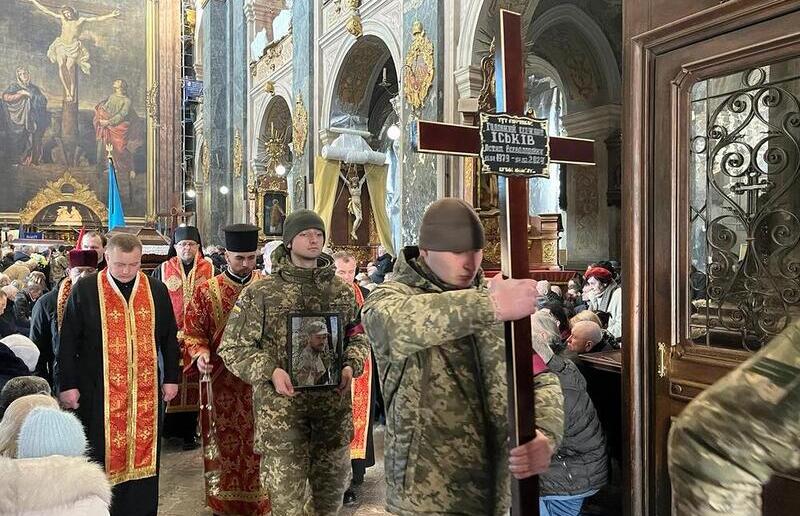 Messe für verstorbene Soldaten / KK Messen für gefallene Soldaten gehören in der Ukraine zum traurigen Alltag. Dazu kommt der Drohnen- und Raketenterror durch Russland gegen die Bevölkerung.