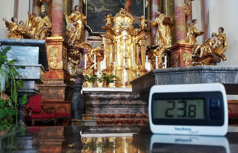 Gsell Mit dem Thermometer in den Kirchen unterwegs. Kommt man von draußen nach drinnen, sieht man wie Temperaturskala langsam aber sicher sinkt.