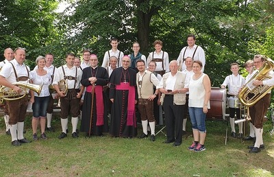 Mit dem Orchester Oberhaag als musikalische Begleitung zelebrierten Erzbischof Cvikl (l.) und Bischof Krautwaschl (r.) eine deutsch-slowenische Messe im Zeichen der Verbundenheit. 