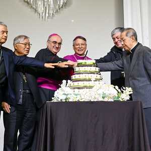 Nach der Amtseinführung wurde eine Festtagstorte anteschnitten