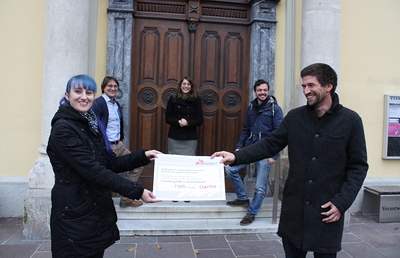 Die OrganisatorInnen präsentieren stolz das Ergebnis. V.l.n.r. Melanie Gröbl, Reinhold Zarfl, Stephanie Schebesch, Dominik Knes, Jakob Buchgraber