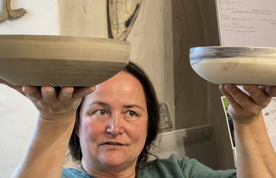 Die handgefertigten Fastenschalen der Grazer Künstlerin Selma Etareri sind ein Höhepunkt der Fastenaktion 2022 der Diözese Graz-Seckau