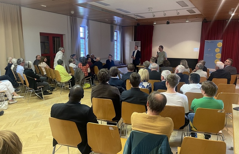 Viel Interesse gab es am Infoabend von Pfarrer Ulz zur Priestertagung rund um die Bischofssynode 2024.