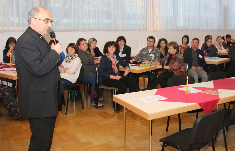 Bischof Wilhelm Krautwaschl diskutierte mit Hauptamtlichen aus der Region über die brennensten Anliegen. / Foto: Thomas Bäckenberger
