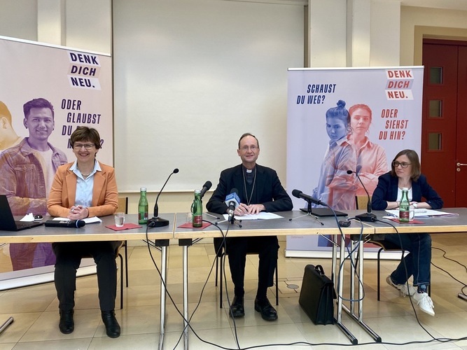 PB Kommunikation Jugendbischof Stephan Turnovszky, die Salzburger Seelsorgeamtsleiterin Lucia Greiner und Ela Klein von der KJ Oberösterreich stellten die Ideen und Projekte im Rahmen der Initiative DENK DICH NEU vor.